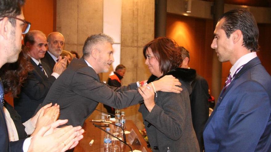 El ministro del Interior, Fernando Grande-Marlaska, entrega la medalla de oro a título póstumo a la viuda del bombero José Gil Gutiérrez.