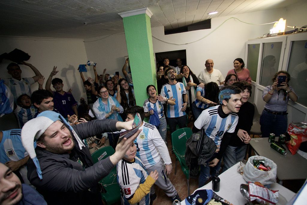 Aficionados argentinos en Murcia: partido, penaltis y celebración