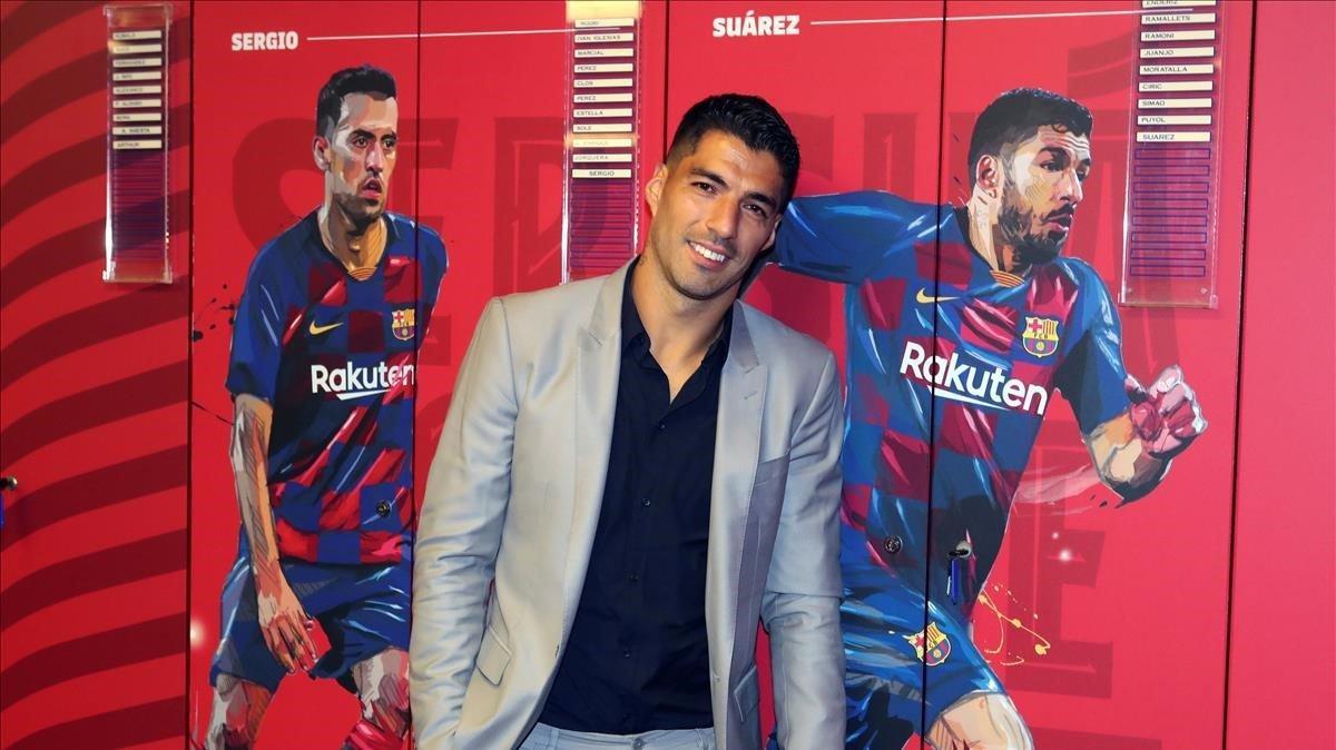 Suárez, en su taquilla en el vestuario del Camp Nou.