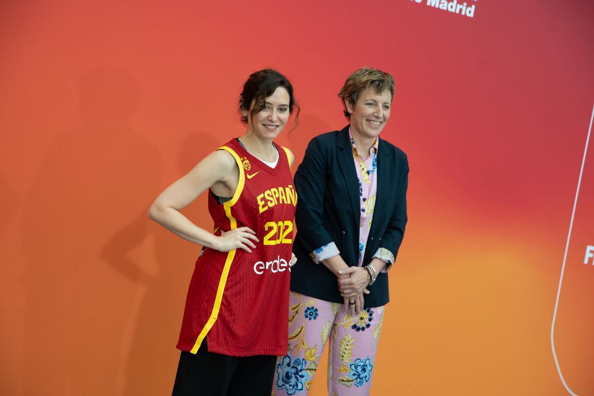 La presidenta de la Federación Española de Baloncesto (FEB), Elisa Aguilar (d), y la presidenta de la Comunidad de Madrid, Isabel Díaz Ayuso (i).
