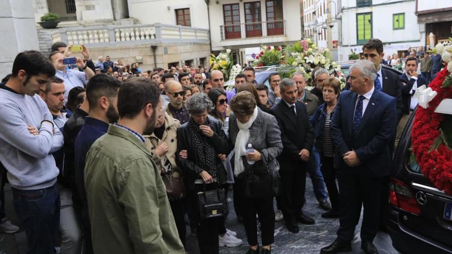 Adiós entre aplausos a "un salvador"
