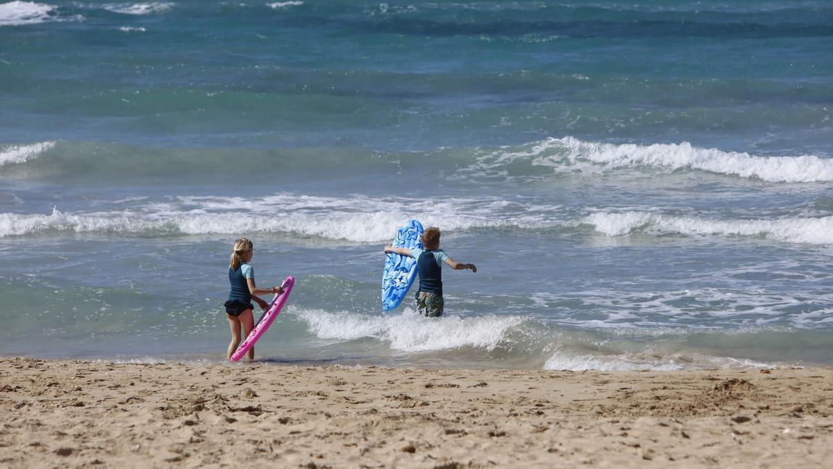 Mutig, mutig, sich im Frühjahr schon in die Fluten auf Mallorca zu werfen.