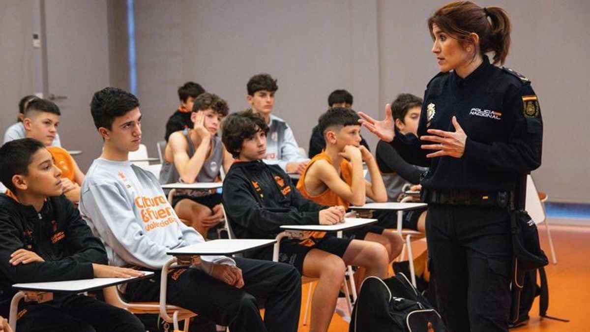 Charla impartida por la agente de la Policía Nacional, Diana Rubio