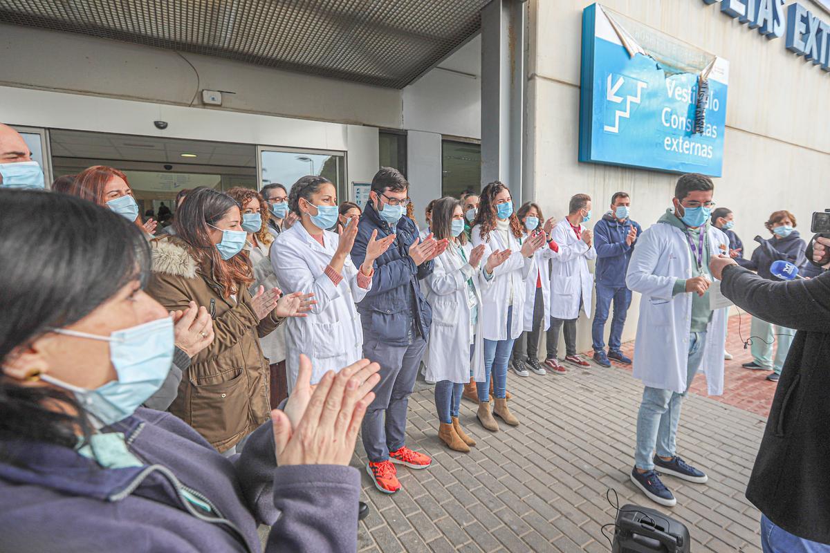 Protesta del personal subrogado a las puertas del hospital de Torrevieja.