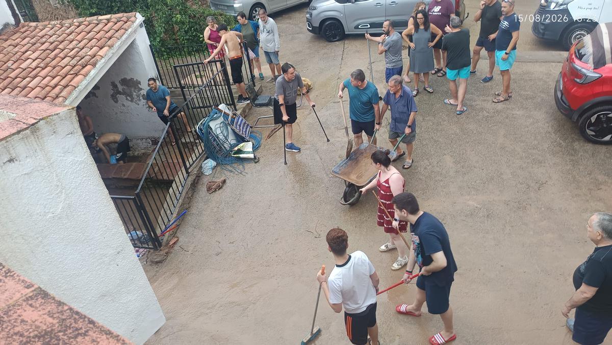 Las Ventas de Bejís quitando barro de las calles tras las lluvias torrenciales.