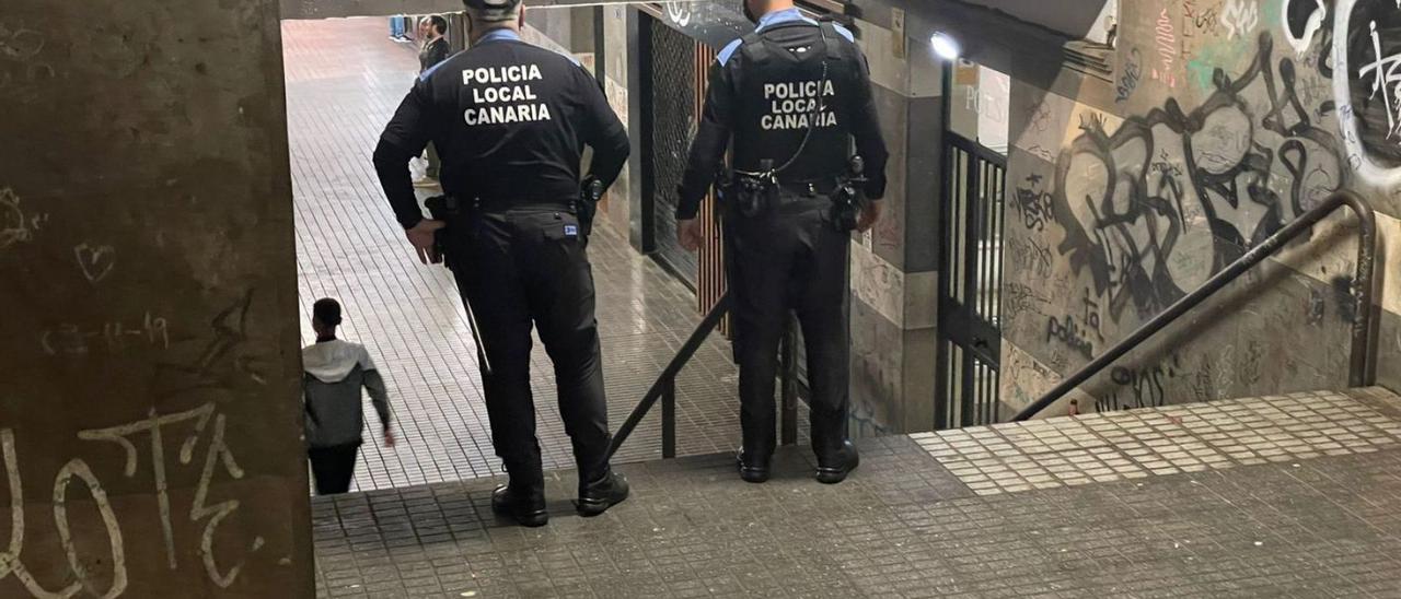 Dos agentes en la principal zona de ocio nocturno de La Laguna.