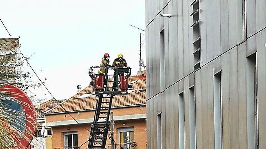 Els Bombers comprovant la fixació de les plaques, ahir