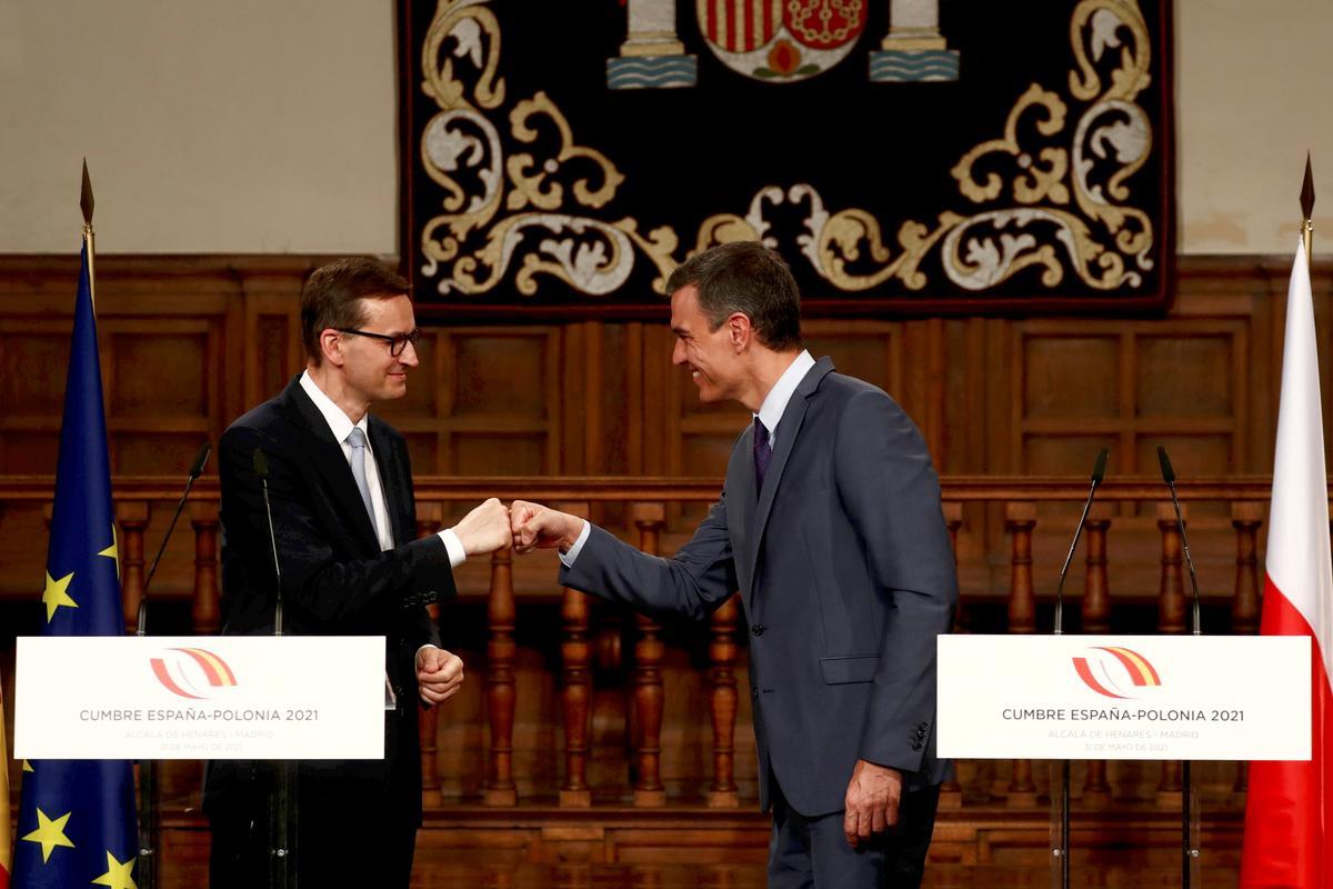 El presidente del Gobierno, Pedro Sánchez, saluda al primer ministro polaco, Mateusz Morawiecki, durante su comparecencia ante los medios en el paraninfo de la Universidad de Alcalá, este 31 de mayo en la ciudad complutense. 