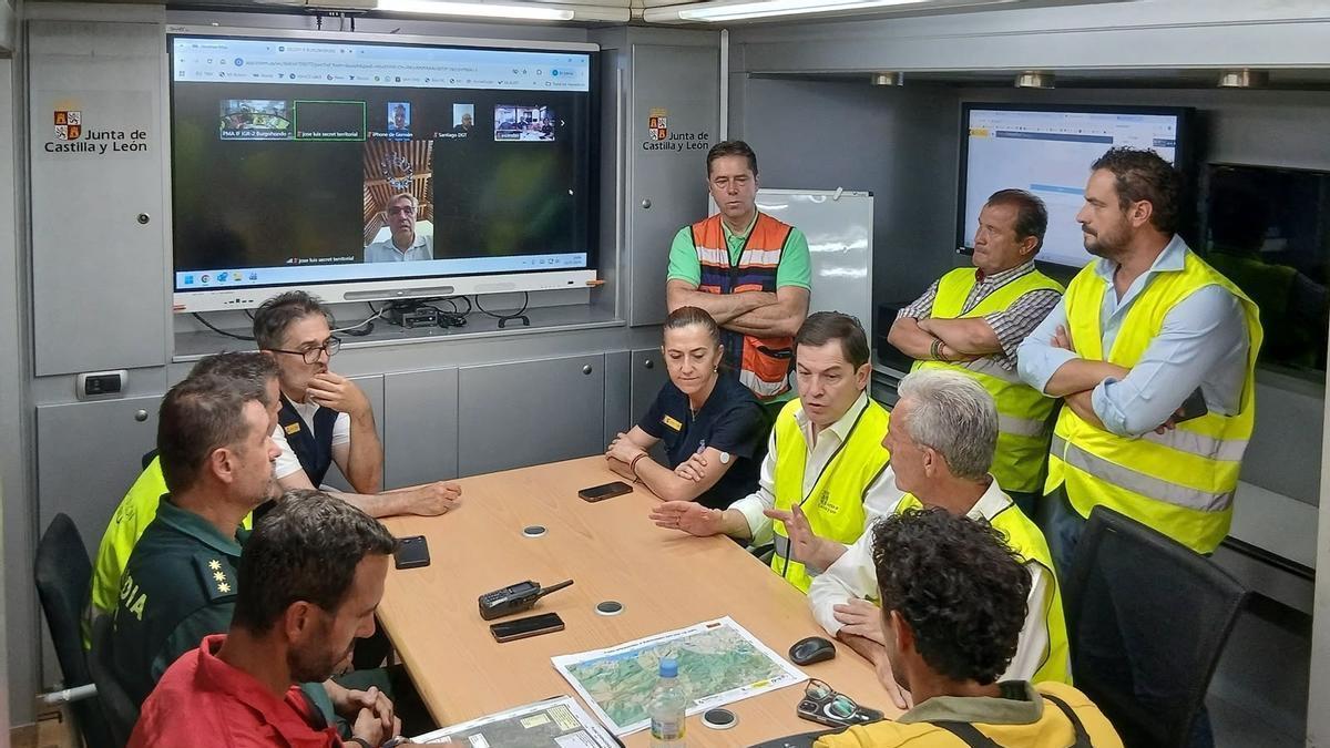 El presidente de la Junta, Alfonso Fernández Mañueco, visita el puesto avanzado de Burgohondo (Ávila).