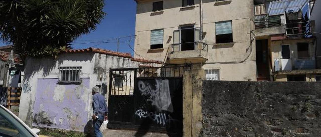 La vivienda okupada está ubicada en la calle Montecelo de Vigo.  // R. GROBAS