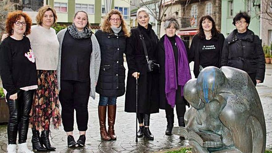 Integrantes de la asociación, ayer, junto al monumento a Francisca Morlán.