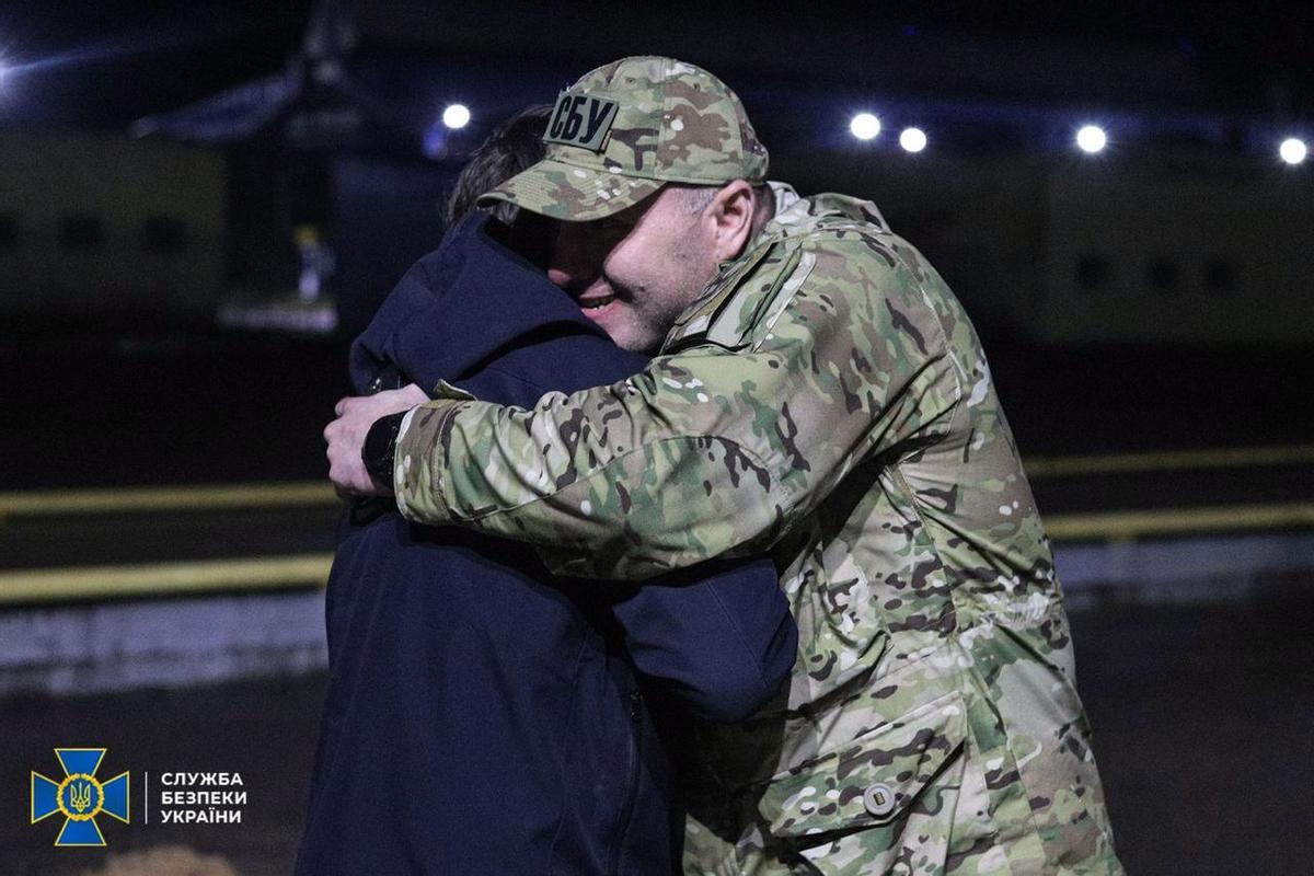 Chernihiv Region (Ukraine), 22/09/2022.- A handout photo made available by the Press Service of the Security Service of Ukraine (SBU) on 22 September 2022 shows Vasyl Maliuk (R), chief of the Security Service of Ukraine welcoming a Ukrainian prisoner of war (POW) after their exchange, in the Chernihiv region, Ukraine. Ukraine has returned 215 prisoners from Russian captivity, including Mariupol’s Azovstal steel plant fighters, who spent months defending the steel plant and surrendered in May during the Russian siege, according to Ukraine’s Presidential Administration. (Rusia, Ucrania) EFE/EPA/SECURITY SERVICE OF UKRAINE HANDOUT -- MANDATORY CREDIT: SECURITY SERVICE OF UKRAINE -- HANDOUT EDITORIAL USE ONLY/NO SALES