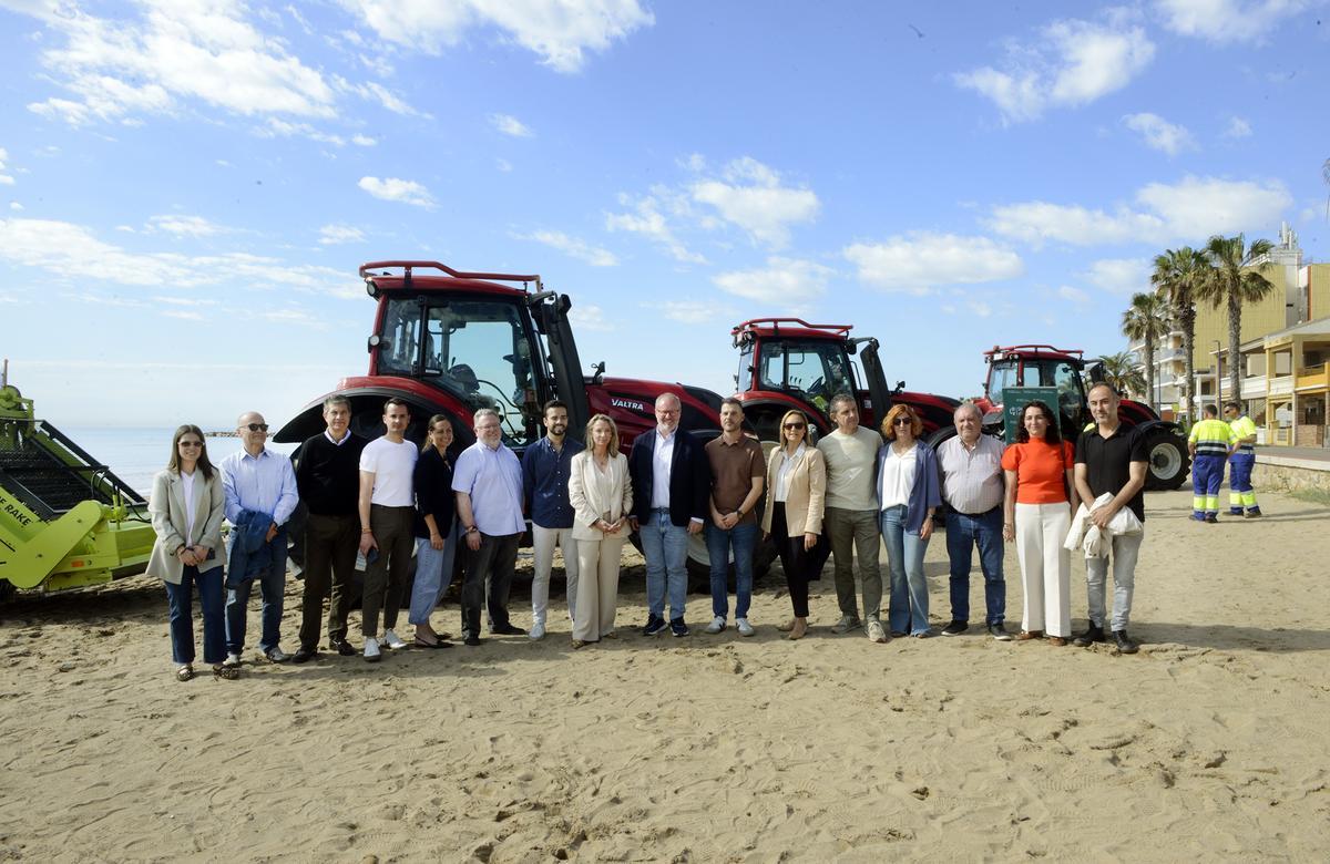 Presentación de la nueva maquinaria de la Diputación de Valencia para la limpieza de playas en Puçol.