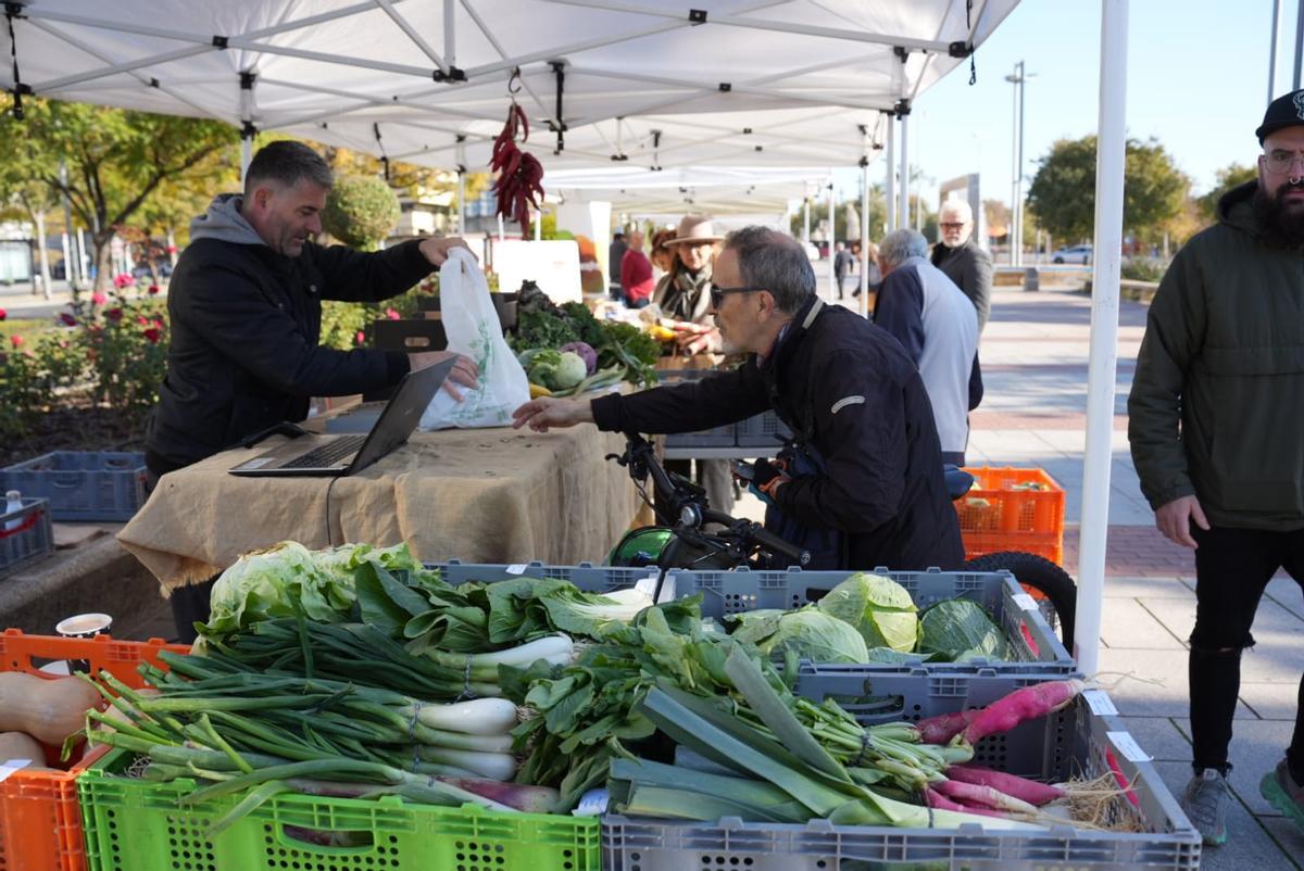 Un cliente en uno de los puestos del Ecomercado.