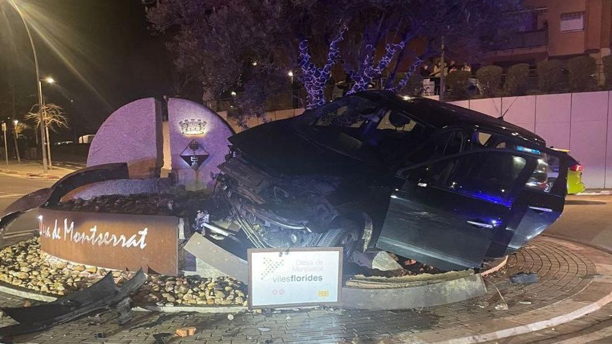 Cuatro menores chocan contra una rotonda en Olesa