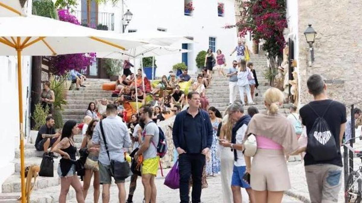 Turistas paseando por Dalt Vila