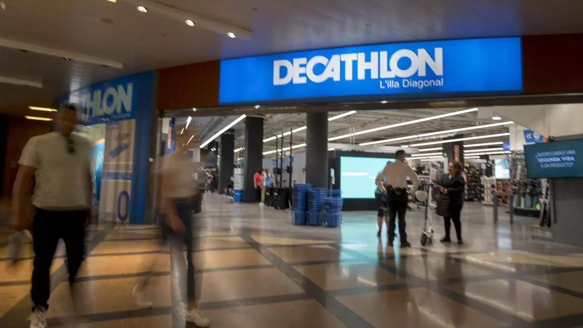 Decathlon revoluciona el equipaje de mano con esta maleta de cabina práctica y elegante por menos de 35 euros