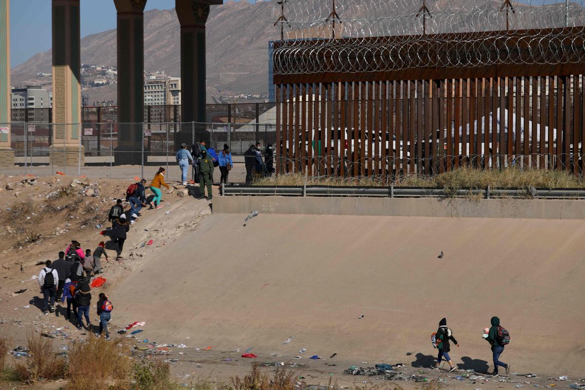 Un aluvión de inmigrantes cruzan Río Grande de Ciudad Juárez (México) a El Paso (Texas) ante un posible cambio en la política migratoria