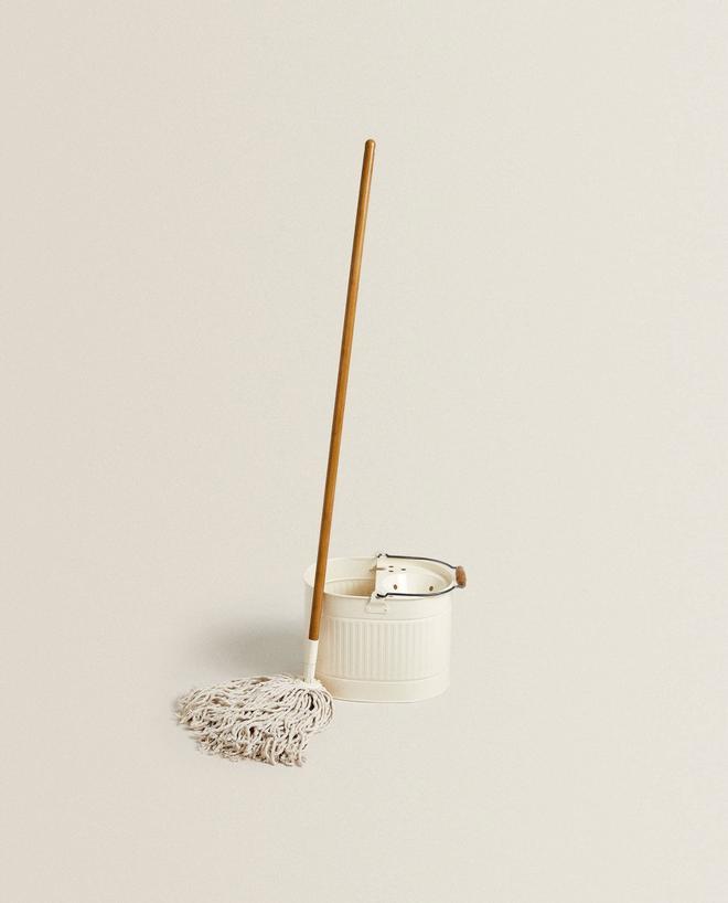 Set de limpieza de Zara Home: cubo de acero esmaltado y fregona con palo de madera