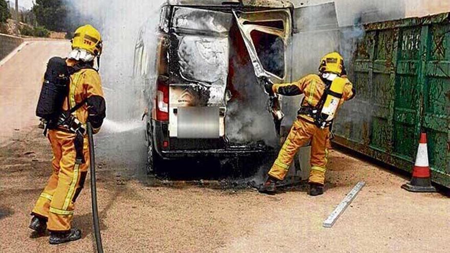 Los bomberos durante la extinción del incendio, que se reavivó el domingo al mediodía.