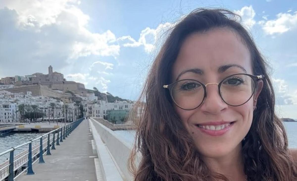 Foto sacada de redes de Viajeraindependinete en el puerto de Ibiza con Dalt Vila de fondo.