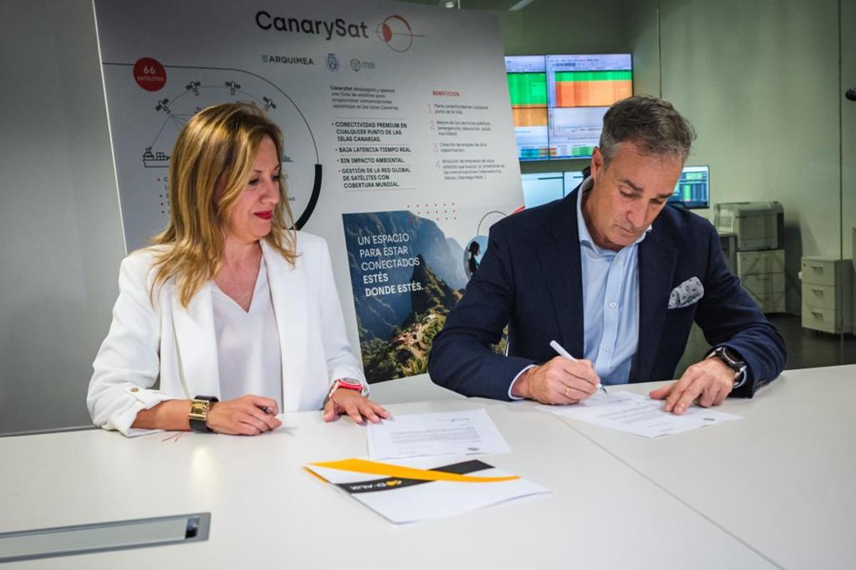 La presidenta del Cabildo de Tenerife, Rosa Dávila, y el CEO de Arquimea, Manuel García-Señudo, firman un acuerdo de colaboración.
