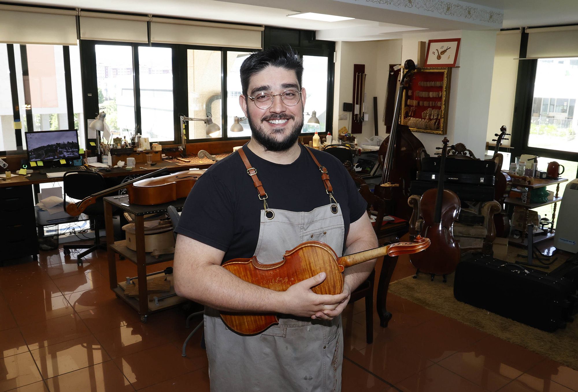 Anxo se dedica a construir, reparar y mantener violines, violas y violonchelos en su taller vigués