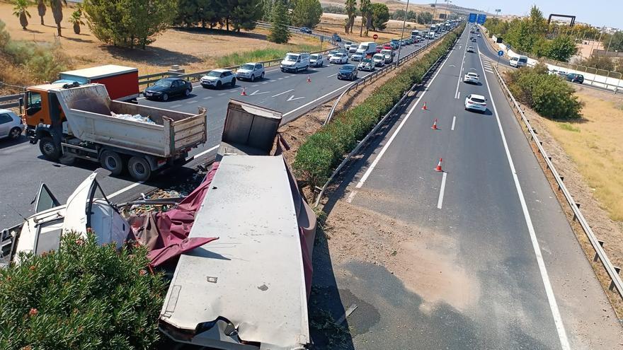 Vuelve la normalidad a la A-4 tras el vuelco de un camión cerca de El Arcángel