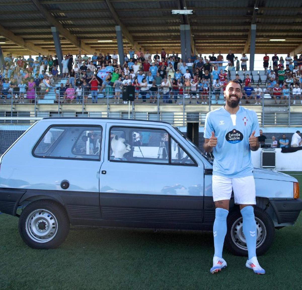 Borja Iglesias en su presentación con el Celta