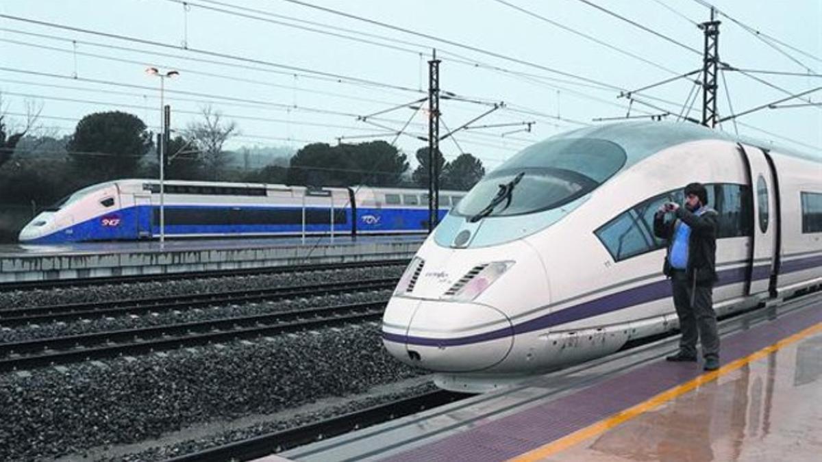 Un viajero toma una foto en la estación de alta velocidad de Figueres-Vilafant, el 9 de enero.