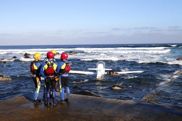 Una avioneta ameriza de emergencia en la playa de El Altillo