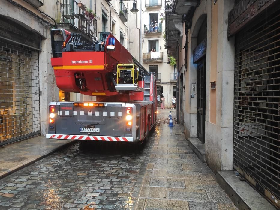 S'esfondra un balcó al Barri Vell i deixa una bomba de butà a punt de precipitar-se