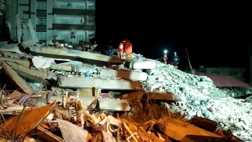 (VÍDEO) Así actúa el perro Titán, del bombero Toni Jaume, en la búsqueda de personas atrapadas tras el terremoto de Turquía