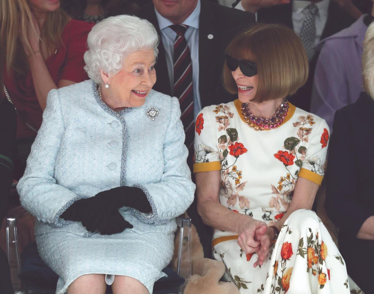 Anna y la reina Isabel II, en un desfile en Londres, en febrero de 2018.