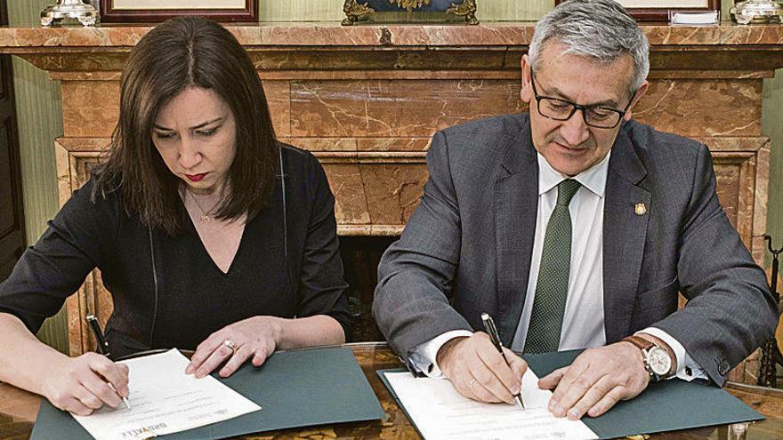 Nuria Menéndez y el rector, Santiago García Granda.