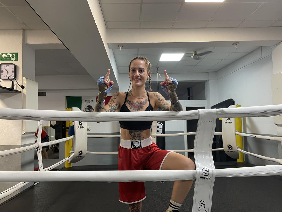 Cristina Navarro posa en sobre el ring.