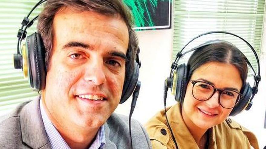 Antonio Sevilla y Lucía Cuín dan a conocer el programa de Vox durante un programa de radio en la pasada campaña.