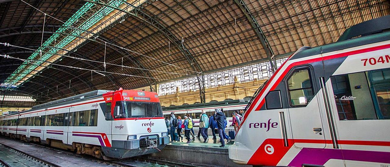 Varios convois de Cercanías en la Estación del Norte de València. | J. L. BORT