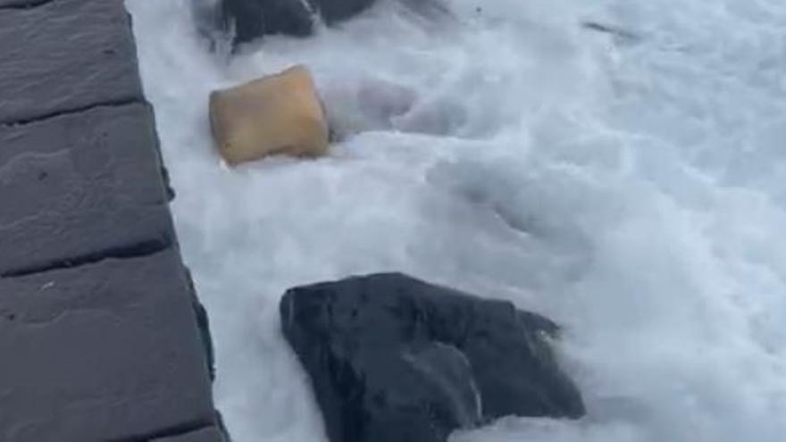 Un fardo con casi 40 kilos de hachís aparece flotando en Arrecife