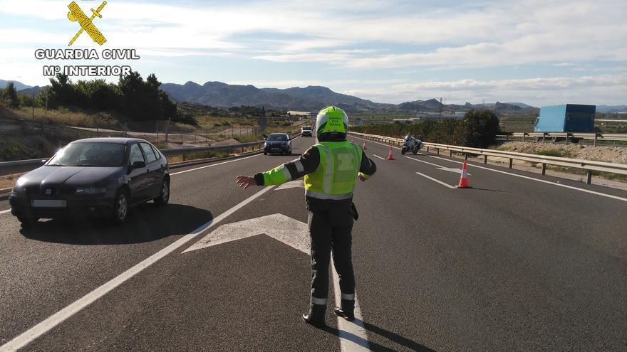 Agente de la Guardia Civil en una autovía de Murcia
