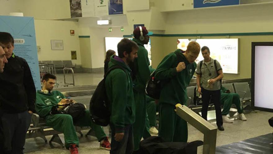 Los jugadores, recogiendo su equipaje en el aeropuerto de Cerdeña.