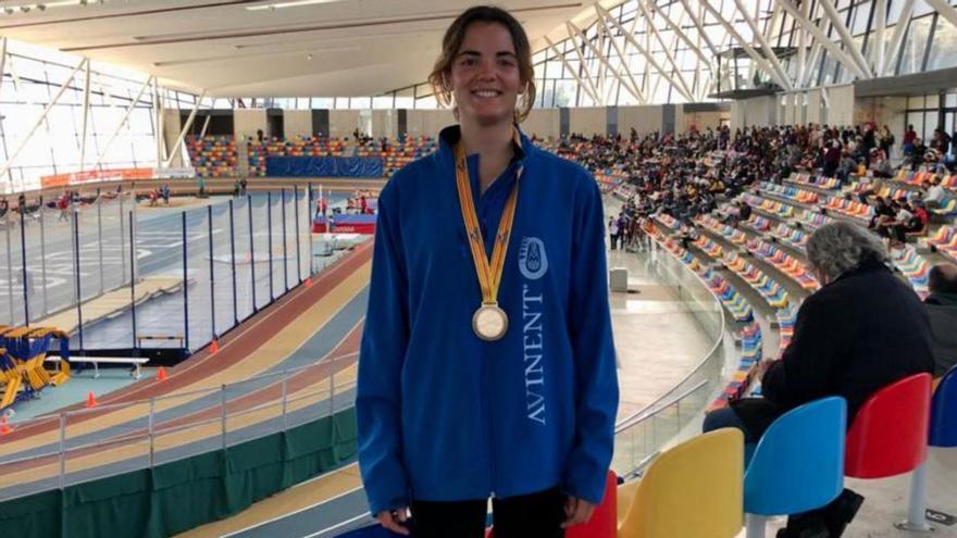 Núria Tió, del CAM, amb la medalla d’or dels 800 metres | AVINENT MANRESA