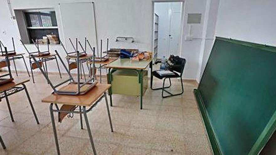 Aula reformada y ampliada al tirar un tabique de separacion en el colegio L&#039;Urgell.