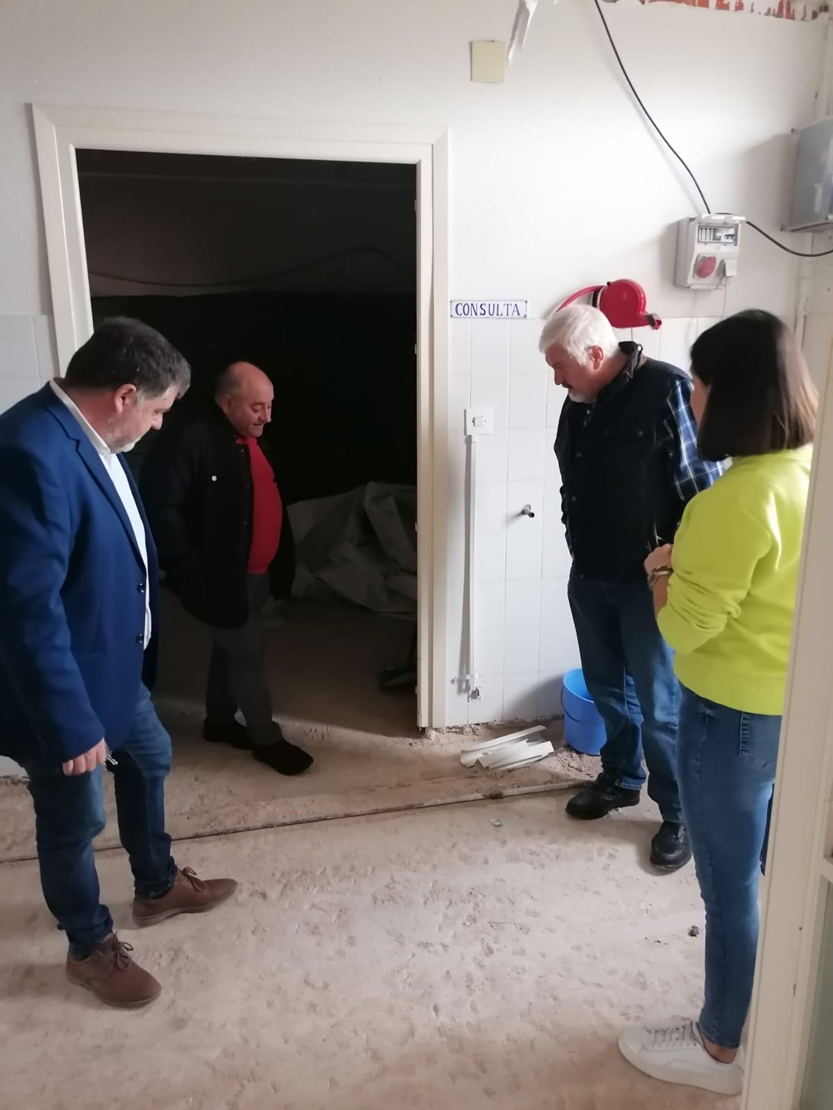 La visita del alcalde Fulgencio Cerdán y los concejales a las obras del consultorio médico de La Encina.