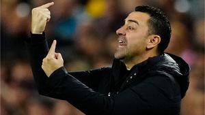 Xavi Hernández da instrucciones a los suyos durante el clásico de liga en el Camp Nou