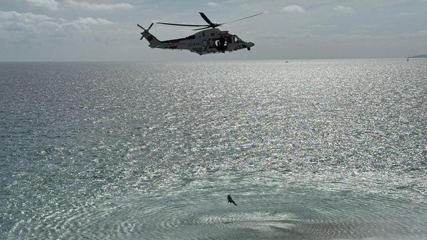 Rettungskräfte eilen am Samstag (18.5.) zu einem im Meer verunglückten Mann an der Küste von Llucmajor