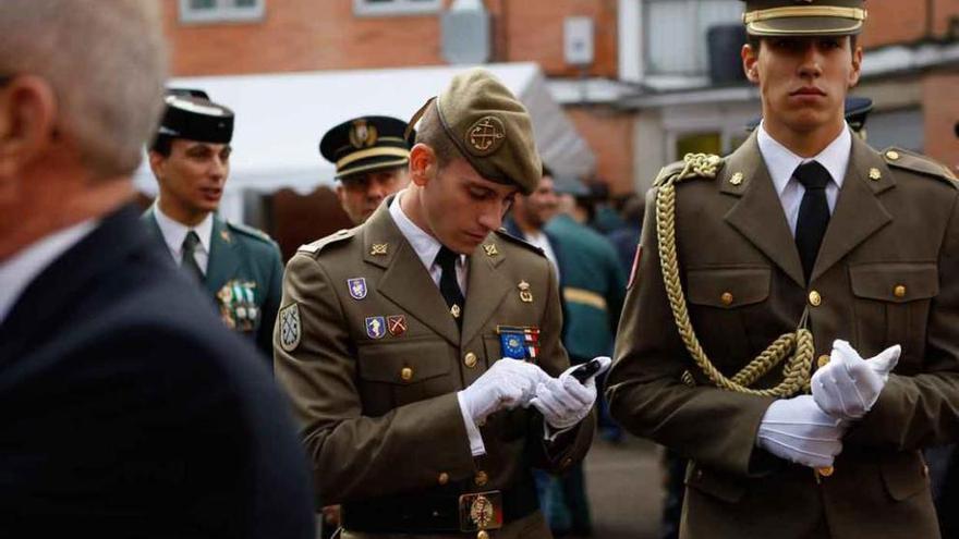 Algunos agentes al concluir la celebración de la Fiesta del Pilar.