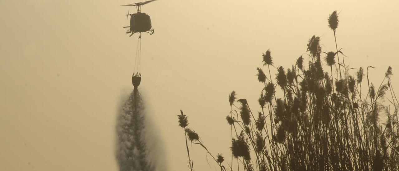 Un helicóptero actuando sobre una zona afectada por el fuego en El Hondo, en imagen de archivo.