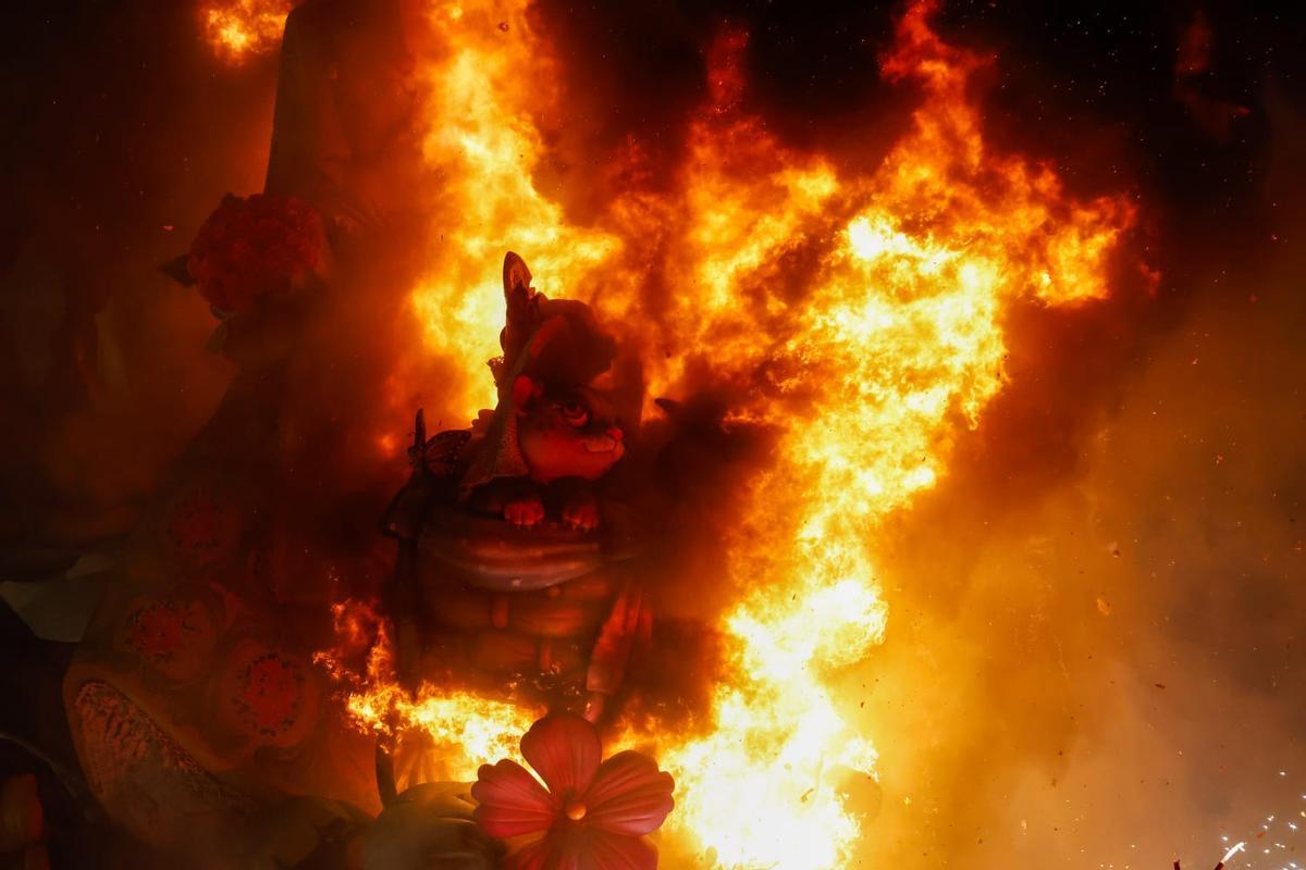 La Cremà de la falla municipal de València, en imágenes