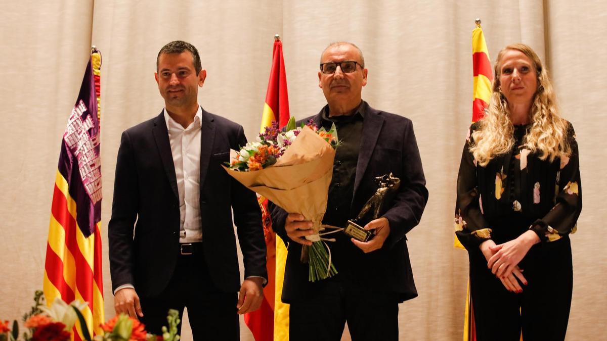 El alcalde Marcos Serra, Lluis Marty Abellán, premiado por fomentar el deporte en Sant Antoni, y la concejala Maria Ribas.